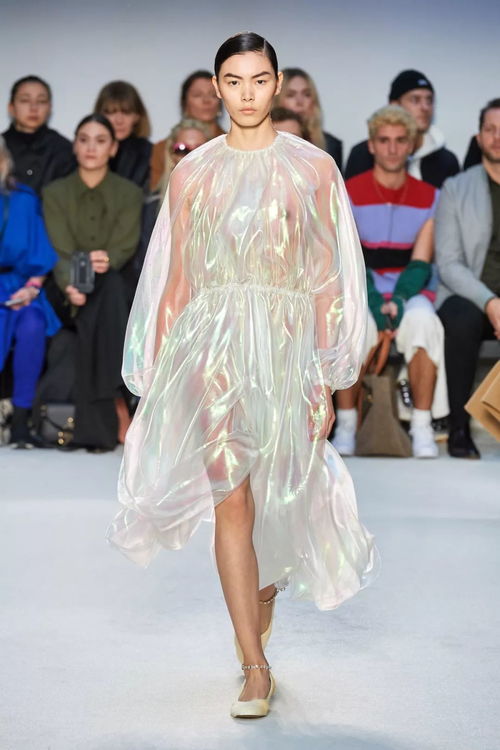 jw anderson 2020秋冬系列用簡潔有力的時裝廓形,為當(dāng)下成熟的 多變的 敏銳的女性衣櫥提出實用性更強(qiáng)的解決方案 服裝