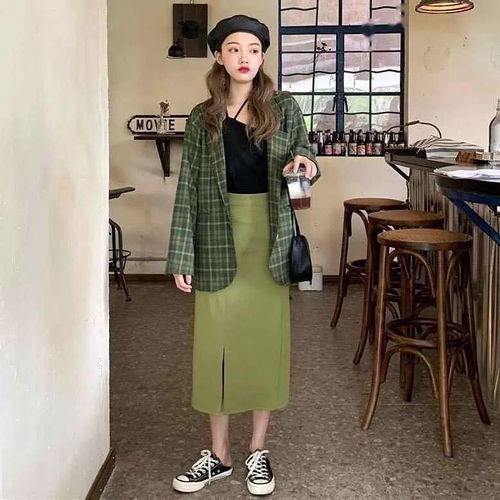 服裝搭配 厚外套 闊腿褲 毛衣 半裙 運動鞋 貝雷帽 精致冬日女生