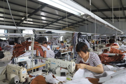 家門(mén)口就業(yè) 群眾腰包鼓起來(lái)