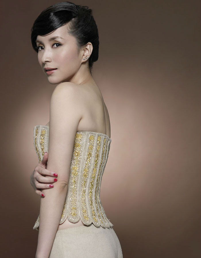 當紅歌手湯燦拍攝曼灑特服飾平面廣告